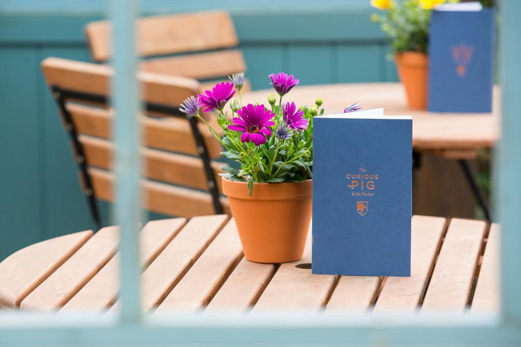 The Curious Pig In The Parlour Hotel Burstow Luaran gambar