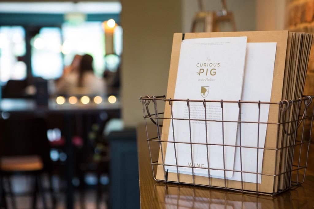 The Curious Pig In The Parlour Hotel Burstow Luaran gambar