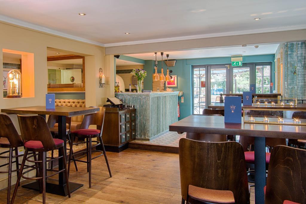 The Curious Pig In The Parlour Hotel Burstow Luaran gambar