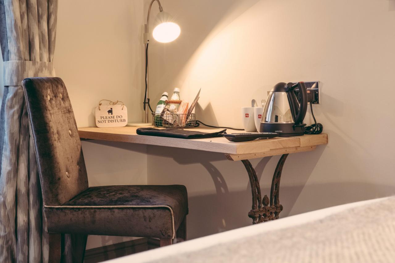 The Curious Pig In The Parlour Hotel Burstow Luaran gambar